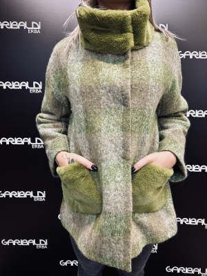 Color verde con collo e tasche in eco-pelle